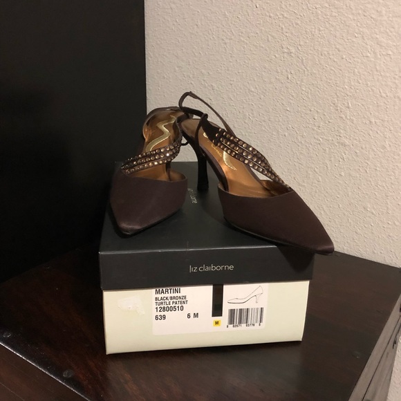 Liz Claiborne.  Size 6. Brown satin heels - Picture 4 of 7